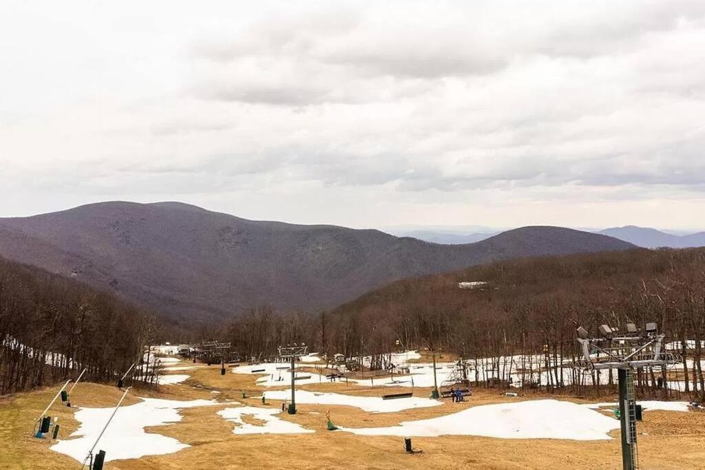 Diamond Adventure Slope Side With Foosball And Arcade At Wintergreen Resort Esterno foto